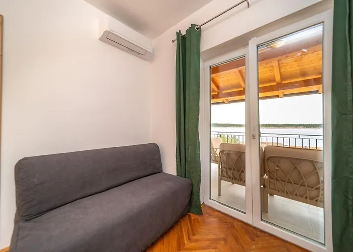 In Barbat With Sea View, Balcony, Air Conditioning 660-5 Daire Barbat na Rabu